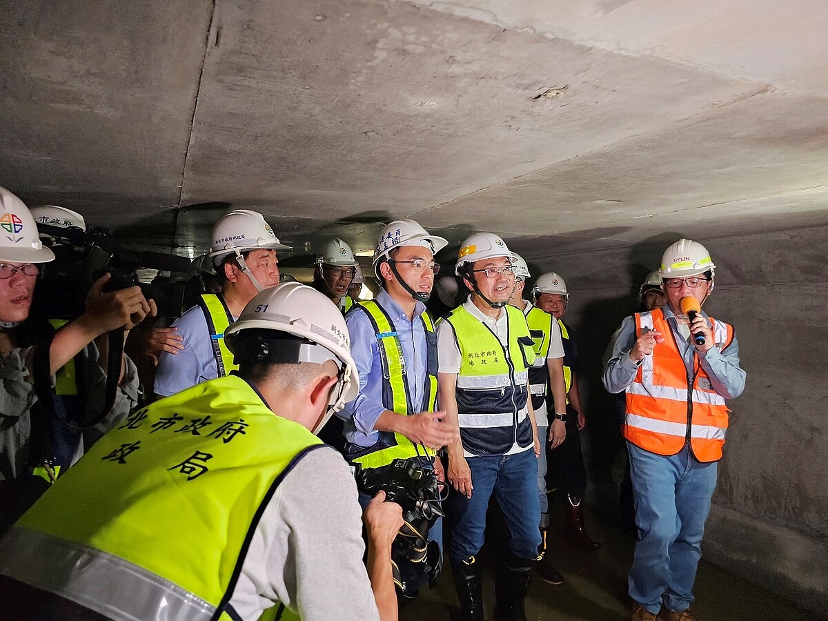 新北市長侯友宜(前排右二)進入四孔箱涵內視察。圖/新北市地政局提供