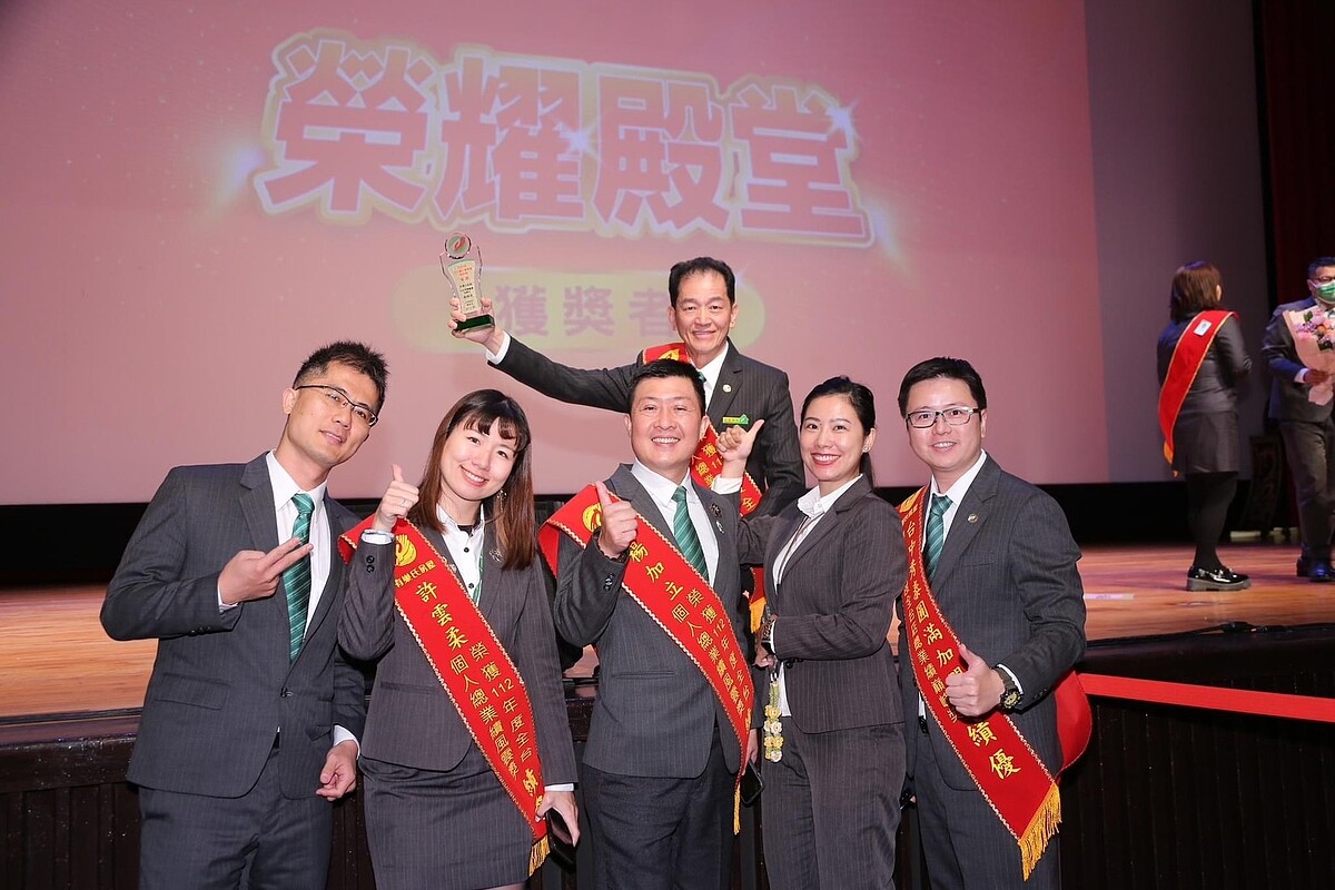 由吳朝將店東(右1)及楊加立店東(中)以誠實態度領導團隊,去年贏得有巢氏房屋全台店業績第4名的好成績。圖/永慶房產集團提供