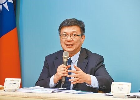 
台灣電力公司董事長曾文生說明「台灣2035電力供需分析及挑戰報告」內容。（羅永銘攝）
