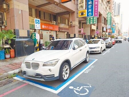 
高雄市身心障礙停車格位因免費停車，遭反映有長期占用狀況，高雄市交通局公告自10月起開始收費。（任義宇攝）
