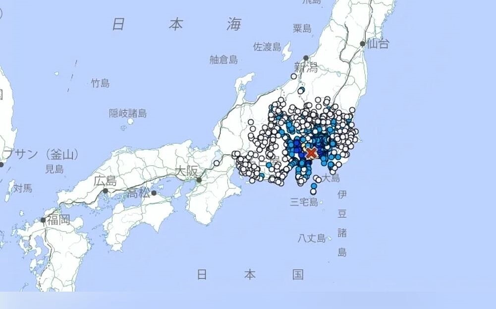 日本10日當地時間晚上7時57分（台北時間晚上6時57分）發生規模5.3地震，震央在神奈川縣西部，最大震度5弱。 圖／擷自日本氣象廳官網
