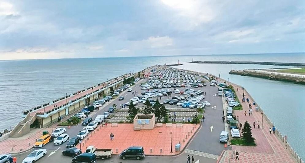 桃園市永安漁港假日遊客眾多，停車場停滿車輛。圖／中壢區漁會提供
