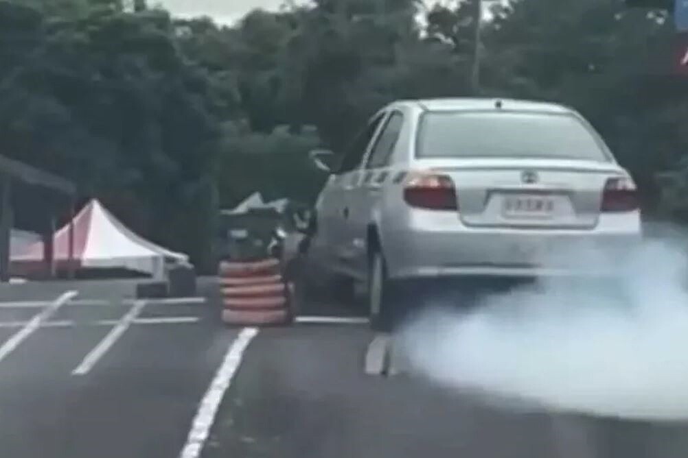 網友分享自己練車時，前方車輛上坡起步撞上安全島，車底還冒出陣陣白煙。圖／擷取自Threads
