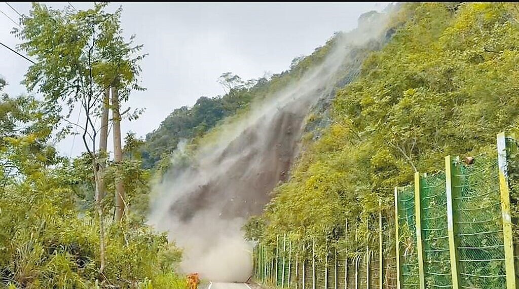 高雄藤枝遊樂區聯外道路10K處因受強降雨，造成大片土石崩塌。圖／林業保育署屏東分署提供