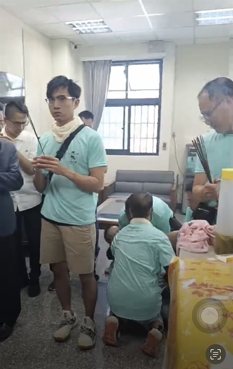 嘉義縣朴子派出所在農曆7月鬼門開時請道士做法事祭祀包公，一名警官突然癱軟倒地嚇壞眾人。圖／聯合報記者黃于凡翻攝
