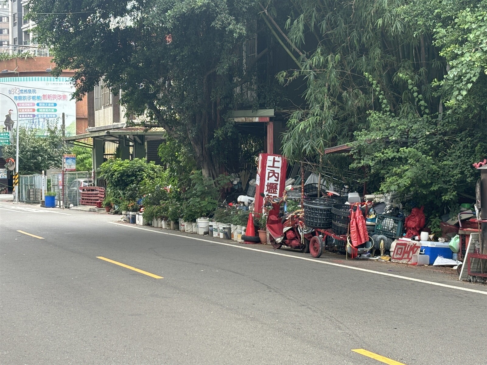 桃園市中壢區復華街上公車站牌下周一將遷至距離不遠的復華街326號，有民眾發現原站牌旁邊堆置大量資源回收。記者翁唯真／攝影 