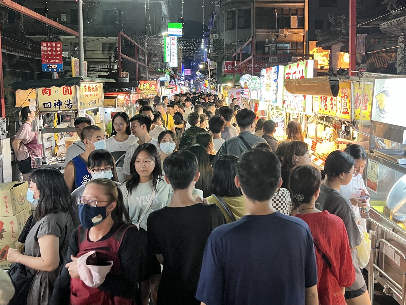 士林夜市要扭轉觀光形象，市府將推「良心水果攤」，恐怕還不夠，民眾反映逛夜市臨時內急卻找不到廁所，相當困擾。圖／聯合報系資料照片 