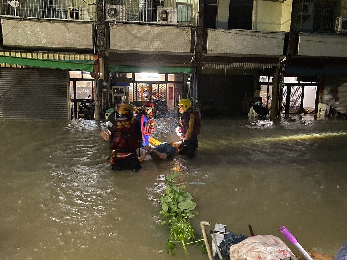 為減輕凱米颱風受災戶租稅負擔，台南市長黃偉哲再宣布，淹水入戶達50公分以上房屋且有居住事實者，免徵明年度房屋稅，並由財稅局主動辦理。圖／聯合報系資料照