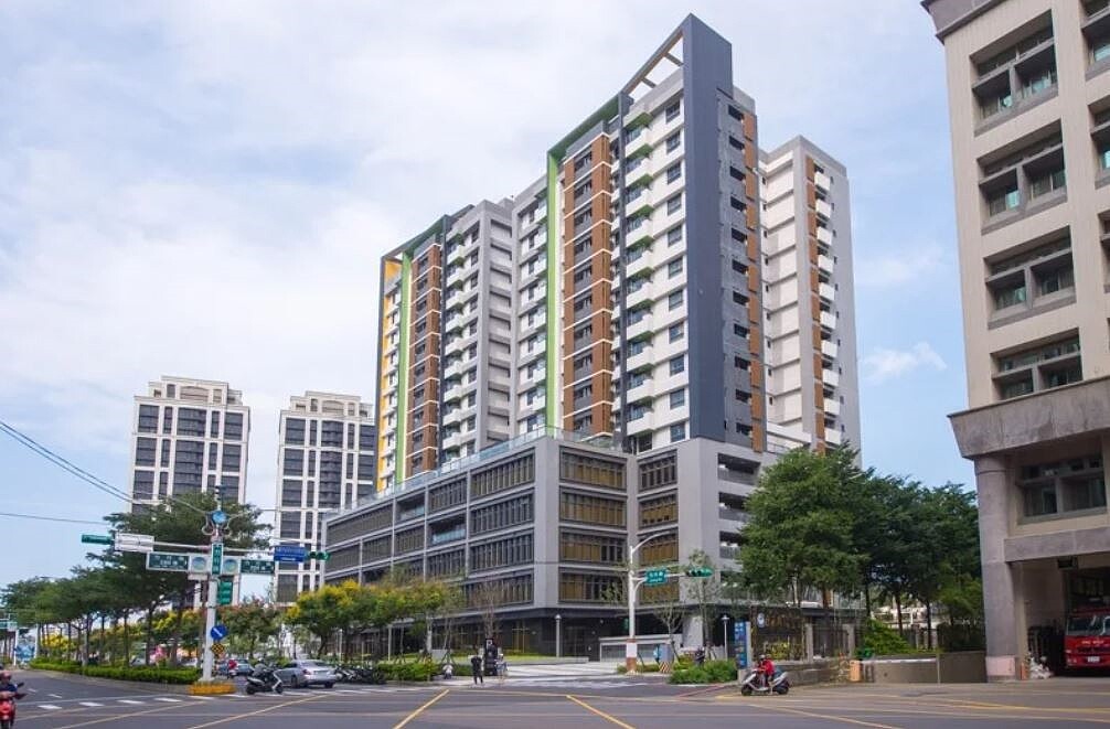 桃園市社會住宅「中路二號」位於桃園區,因地段好最熱門,目前有858人在排候補。圖/桃園市政府提供