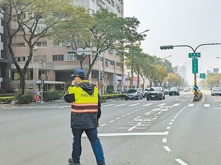 
高雄市警局交通大隊為強化行人安全，12日啟動專案勤務，針對車輛未禮讓行人、違停、行人違規等方面加強執法。（任義宇攝）
