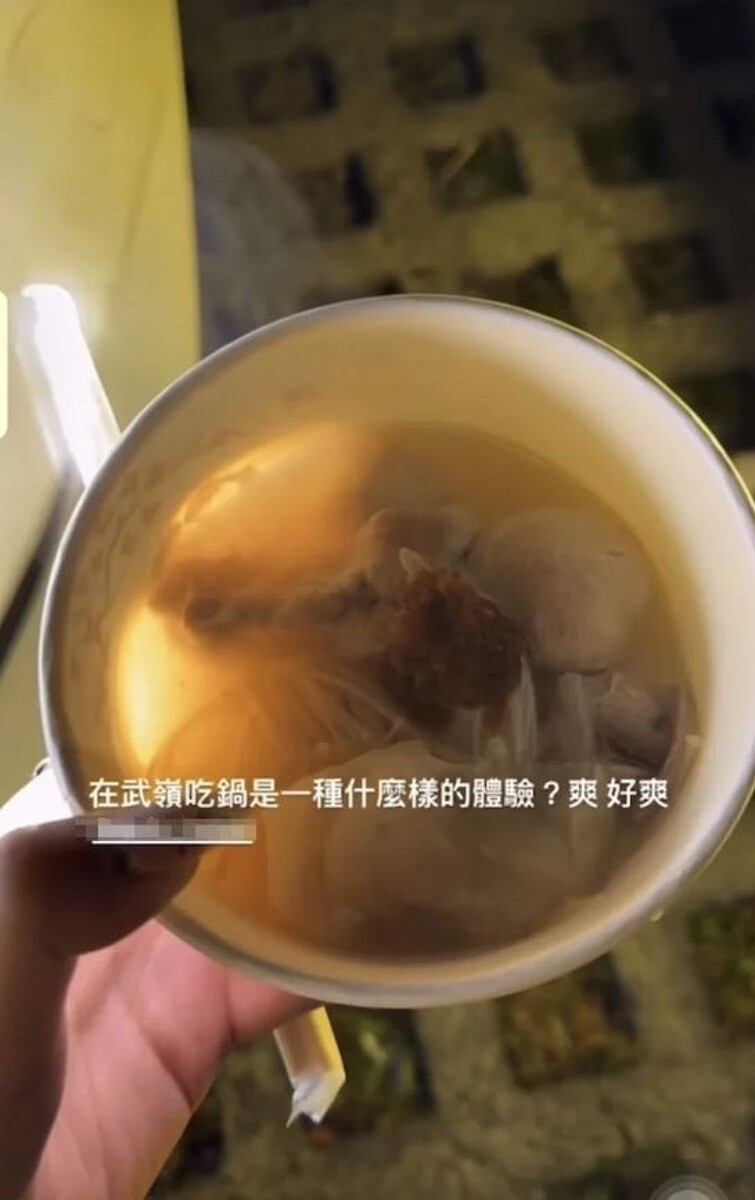 有民眾將在武嶺亭炊煮火鍋的影片貼上網,遭人檢舉,保七總隊及太管處聯手追查,並將加強宣導、取締。記者王燕華/翻攝