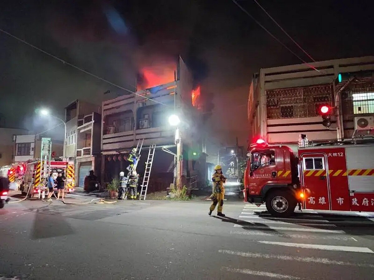 高雄市林園區信義路一處私人神壇的透天厝昨(10日)晚10時30分許傳火警,消防員救出2男1女民眾,其中2人吸入性嗆傷被送醫治療,火滅後,在3樓發現一具焦屍。記者石秀華/翻攝