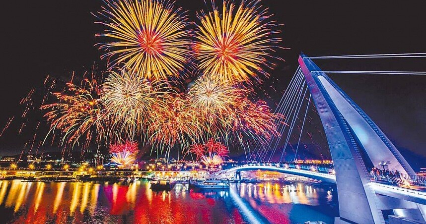 淡水漁人碼頭煙火秀11日晚間登場,將施放3000發、長達10分鐘的主題煙火。圖為2023年煙火秀照。圖/新北市漁業處提供