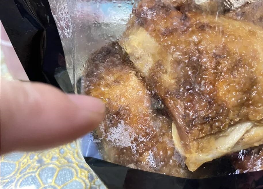 台中市好市多北屯店遭投訴,烤雞大腿袋內有一隻活蒼蠅。對此,好市多回應,單從網路照片的提供,公司無法確認實際狀況。圖/市議員吳呈賢提供