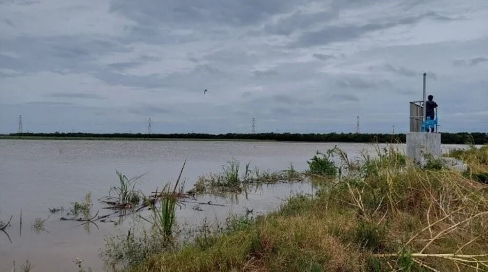 水利署以有才寮大排為示範,利用台糖1111公頃農田,透過加高田埂、設置控制水門及整治排水溝等方式,將暴雨期間雨水蓄存在農田中,圖為利用水門攔截雨水。圖/水利署第五河川分署提供