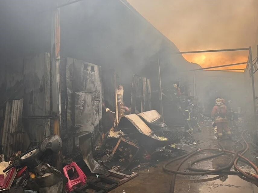 新北市蘆洲區復興路底靠近淡水河堤防,下午4時29分發生的違章鐵皮廠房火警,已於5時41分通報熄滅,主要燃燒倉庫和停車場雜物,起火原因待查。記者林昭彰/翻攝