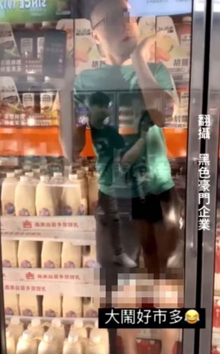 男子鑽入好市多乳品區的冷藏櫃。圖/翻攝自網路「黑色豪門企業」