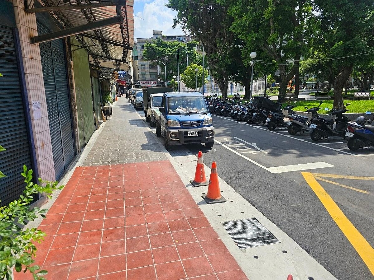 新北市政府推動「新北美樂地2.0」專案,清理長期遭非法占用的公有地上違建及髒亂問題,新設人行道和排水溝。圖/新北市工務局提供