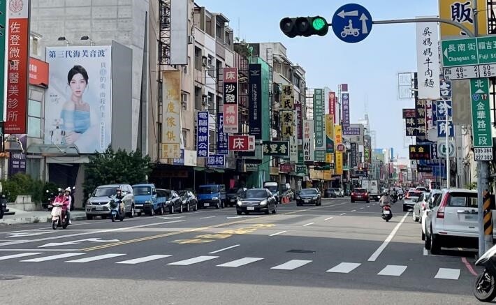 台南砸3.87億打造安全用路環境 25處道路獲改善 台南10區部分路段,8/24起開放行駛內側車道、免二段式左轉。圖/台南市交通局提供