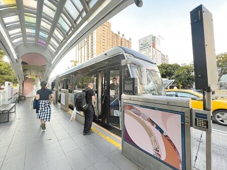 
台中市公車車輛故障事件頻傳，市議員陳俞融要求市府督促業者改善，並納入評鑑指標。（林欣儀攝）
