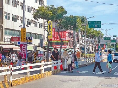 
桃園市政府整頓中壢新明市場見初步成效，已無攤商棄置垃圾在分隔島上，且車輛違停狀況也有改善，獲得民眾認同。（呂筱蟬攝）
