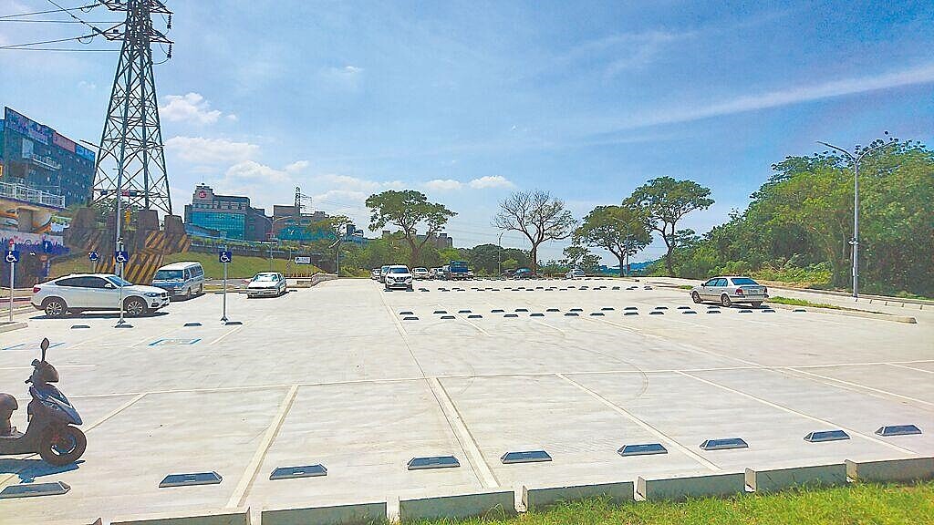 新北市審計處報告指出,新北市11年間收購273筆私有河川高灘地規畫闢建為河濱公園,但僅有11筆土地、占比6.16%興建停車場,尚有93.84%土地未活化。圖為高灘處於土城高灘地規畫的成功水門停車場。圖/新北市高灘處提供