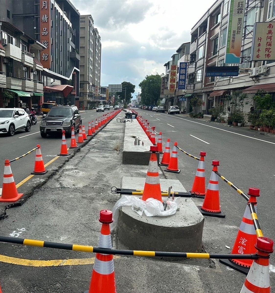 公路局埔里工務段進行路口改善工程,將信義路的中央分隔島縮減,多出的空間讓信義路雙向能增加1個左轉專用車道。圖/公路局埔里工務段提供