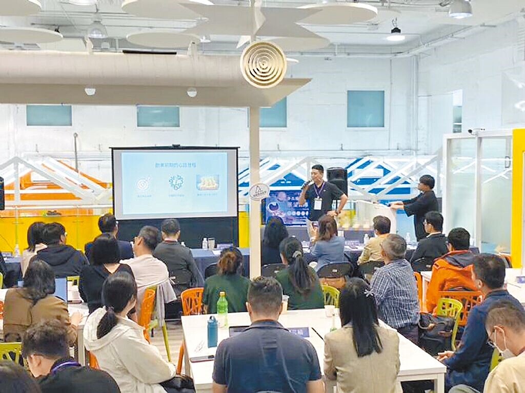 桃園市3大青創基地共釋出13組獨立辦公室及22組共同工作空間,不定期舉辦進駐團隊交流聚會,彼此分享創業心路歷程。圖/桃園市青年局提供