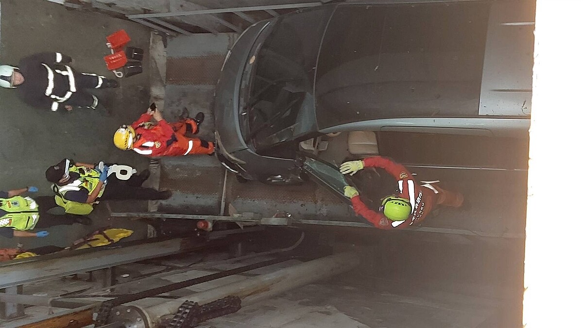 台中市西屯區精明路一棟華廈機械停車場,傳出有民眾停車時,墜落二樓的意外。記者陳宏睿/翻攝
