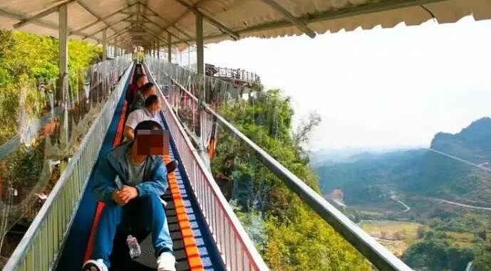 廣西德天瀑布風景區內的「飛天魔毯」10日發生重大事故。圖為早前遊客乘坐情景。(德天跨國瀑布微信公眾號)