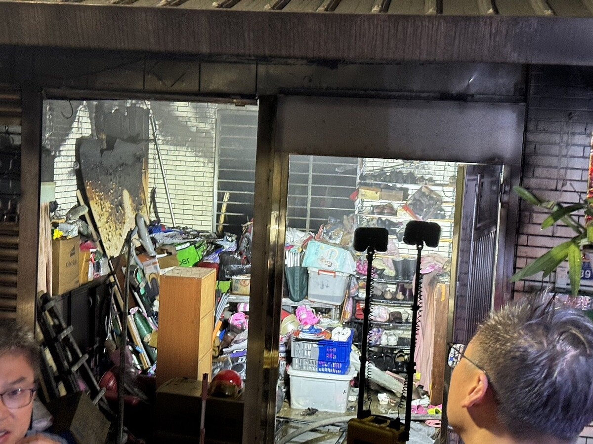 基隆市復興路230 巷內1戶民宅,11日晚間疑因冷氣機燃燒釀災,造成1死1傷。圖/基隆市議員施偉政提供