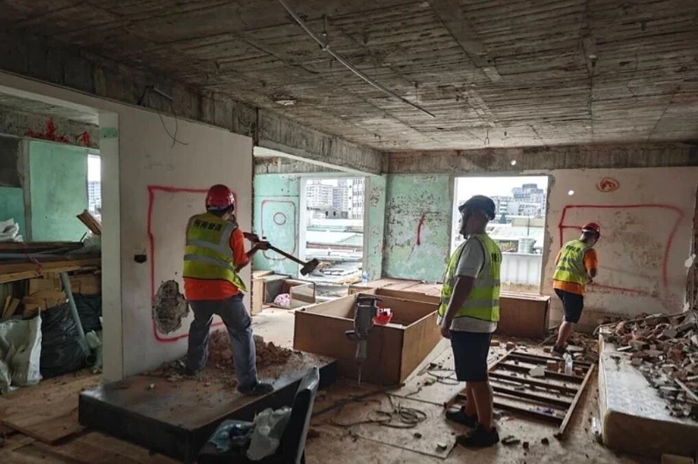 頂樓加蓋違建問題引發關注,桃園市建築管理處近來拆除桃園區秀山路、平鎮區大昌路2件頂樓違建。圖/桃園市建管處提供