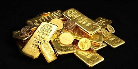 國際金價上周深跌後反彈至每盎司2,400美元之上,臺灣銀行分析,若以色列與伊朗衝突再度惡化,金價有望再往上挑戰,但美國經濟數字與美元指數也都將影響金價。圖∕本報資料照片