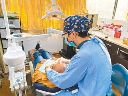 台灣75歲以上長者平均只有15.84顆自然牙。圖為牙醫為長者治療。(本報資料照片)