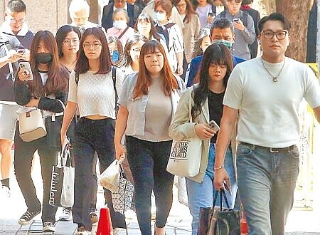 主計總處12日公布6月薪資統計,隨著景氣復甦,通膨趨緩,1~6月實質經常性薪資年增0.28%。圖∕本報資料照片