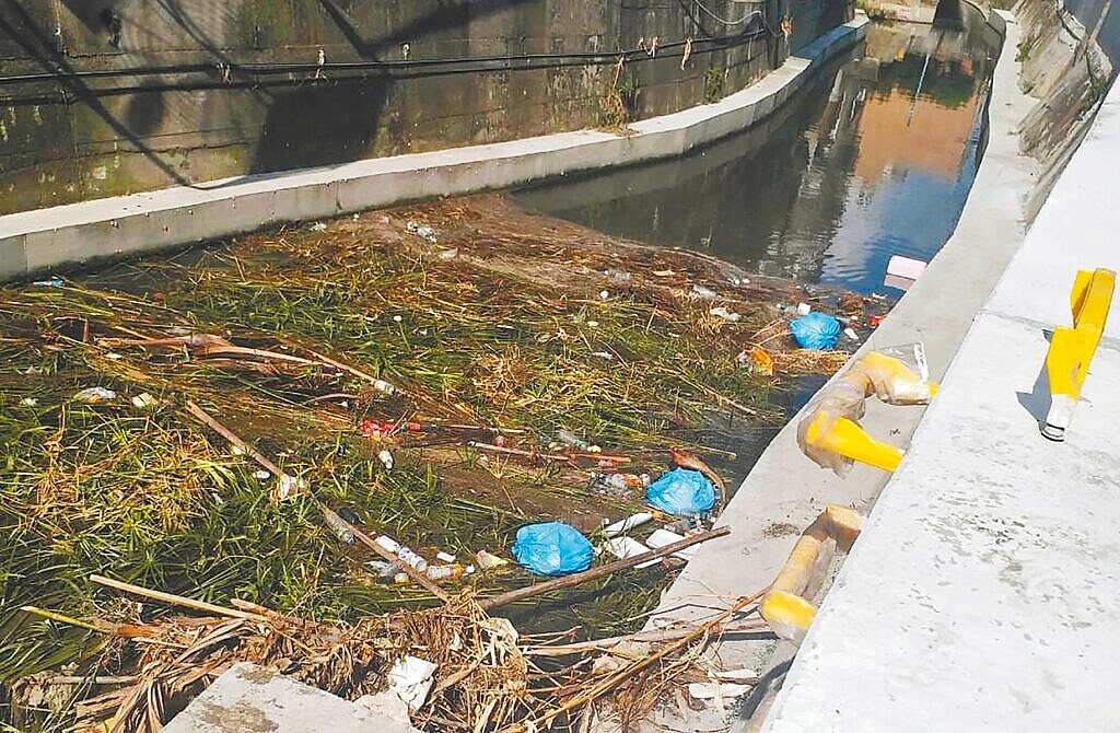 台中市潭子區十一張水圳屢遭丟棄垃圾，里長林銘泉12日通報環保局追查。圖／林銘泉提供