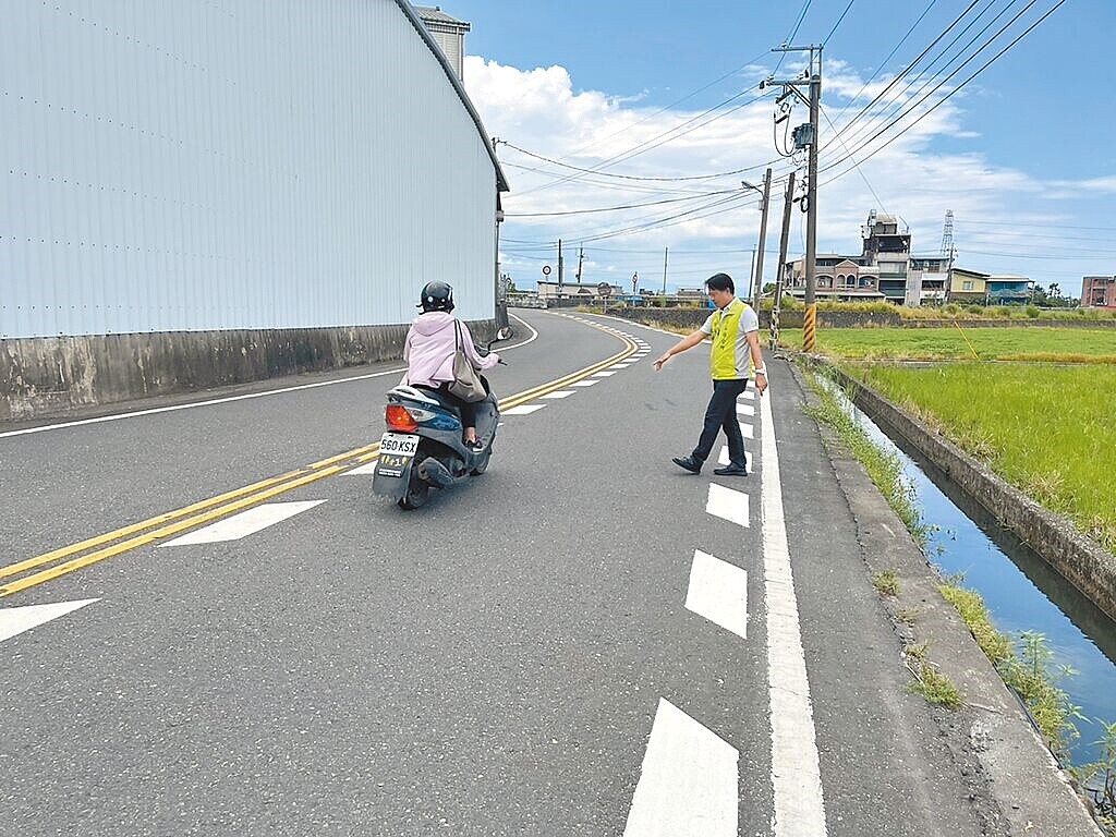 宜蘭縣冬山鄉珍珠一路與富英路口新設「視覺化減速標線」，不少民眾誤以為必須加速通過。圖／宜蘭縣冬山鄉公所提供