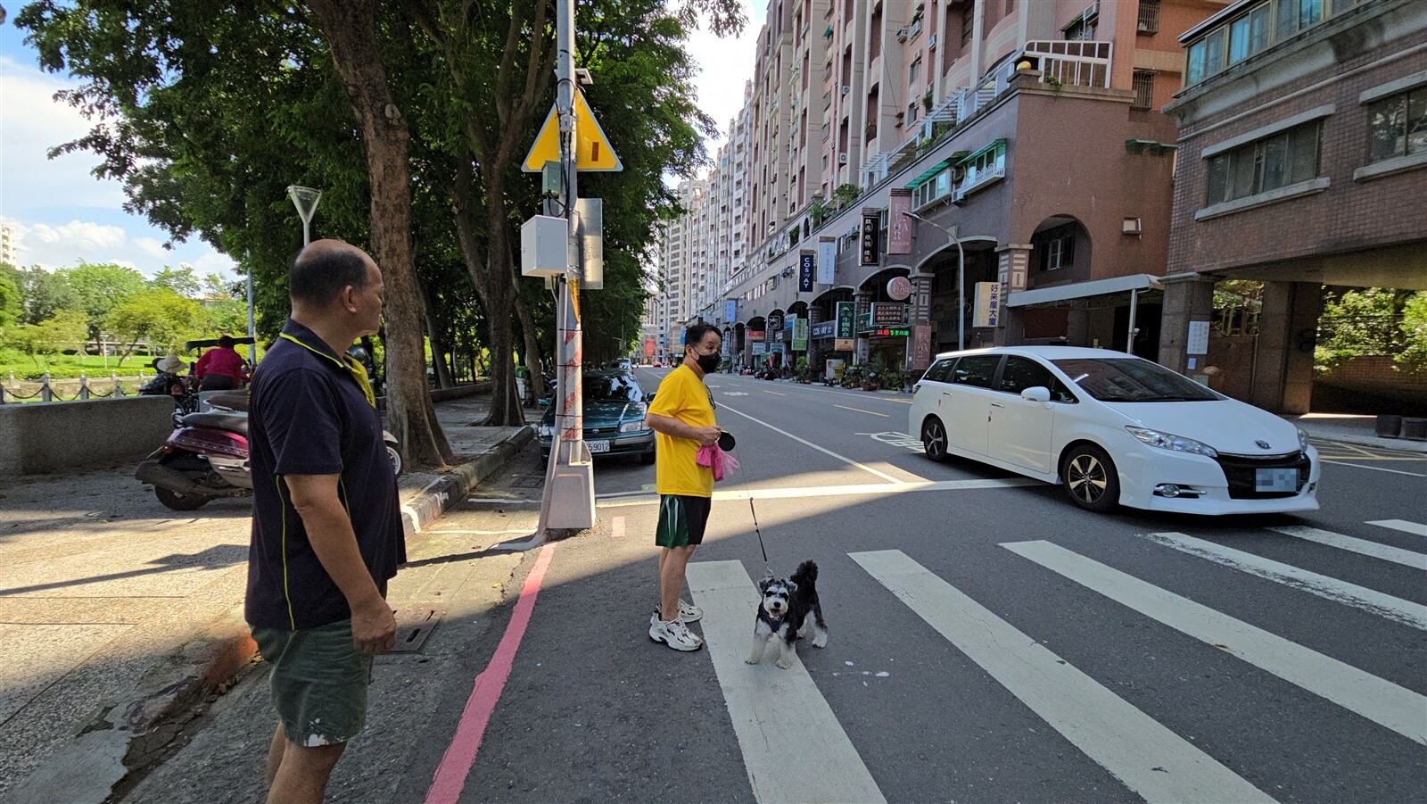 高市三民區河堤路有400公尺沒有紅綠燈，民眾要從斑馬線穿越道路時，等不到車輛願意停下來禮讓。記者王勇超／攝影 