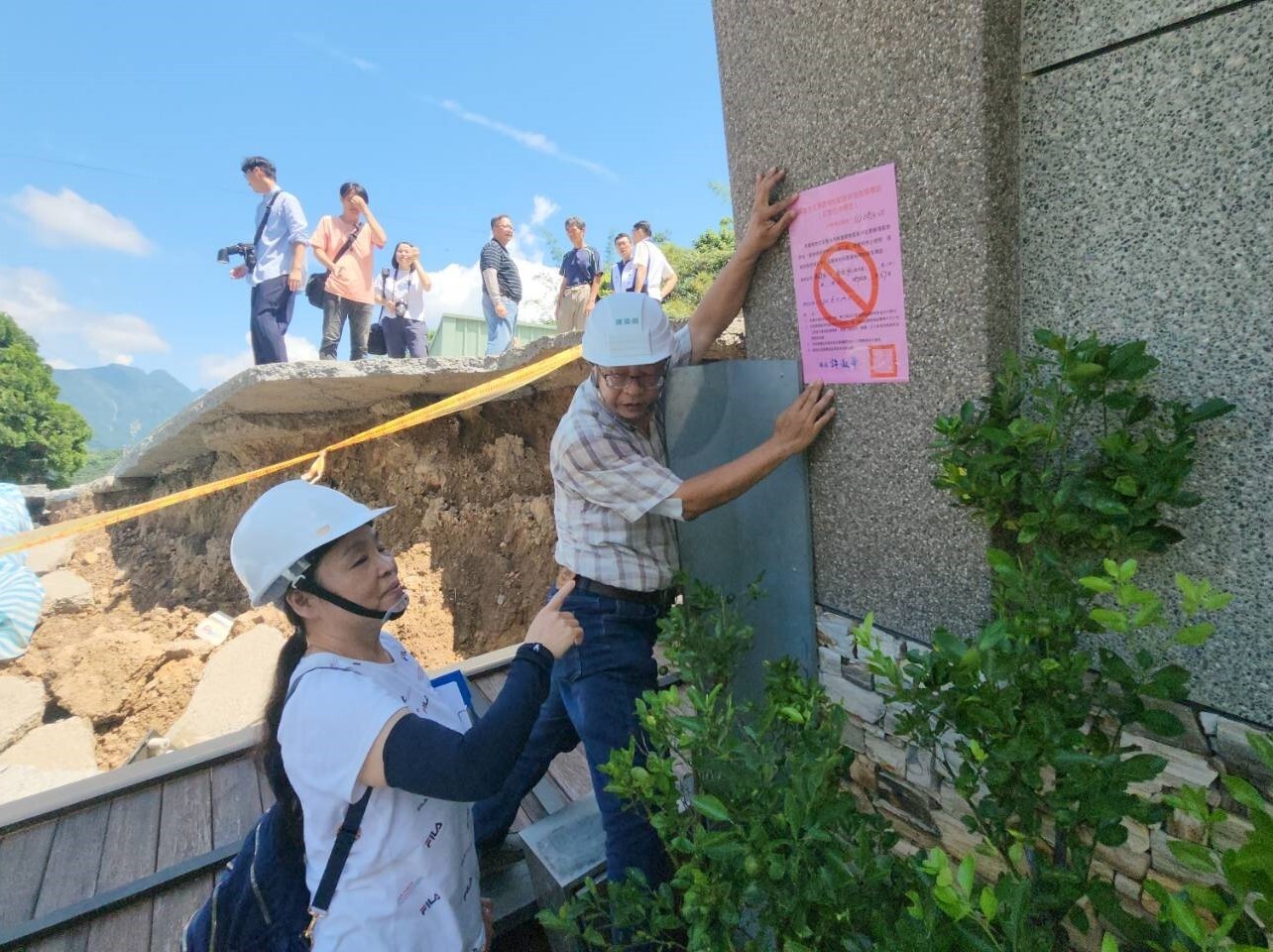 南投國姓竹坑巷嚴重走山，道路中斷，當地民宅地基下陷成「傾斜屋」，縣府建設處今貼紅單警示為危險建築。記者賴香珊／攝影 