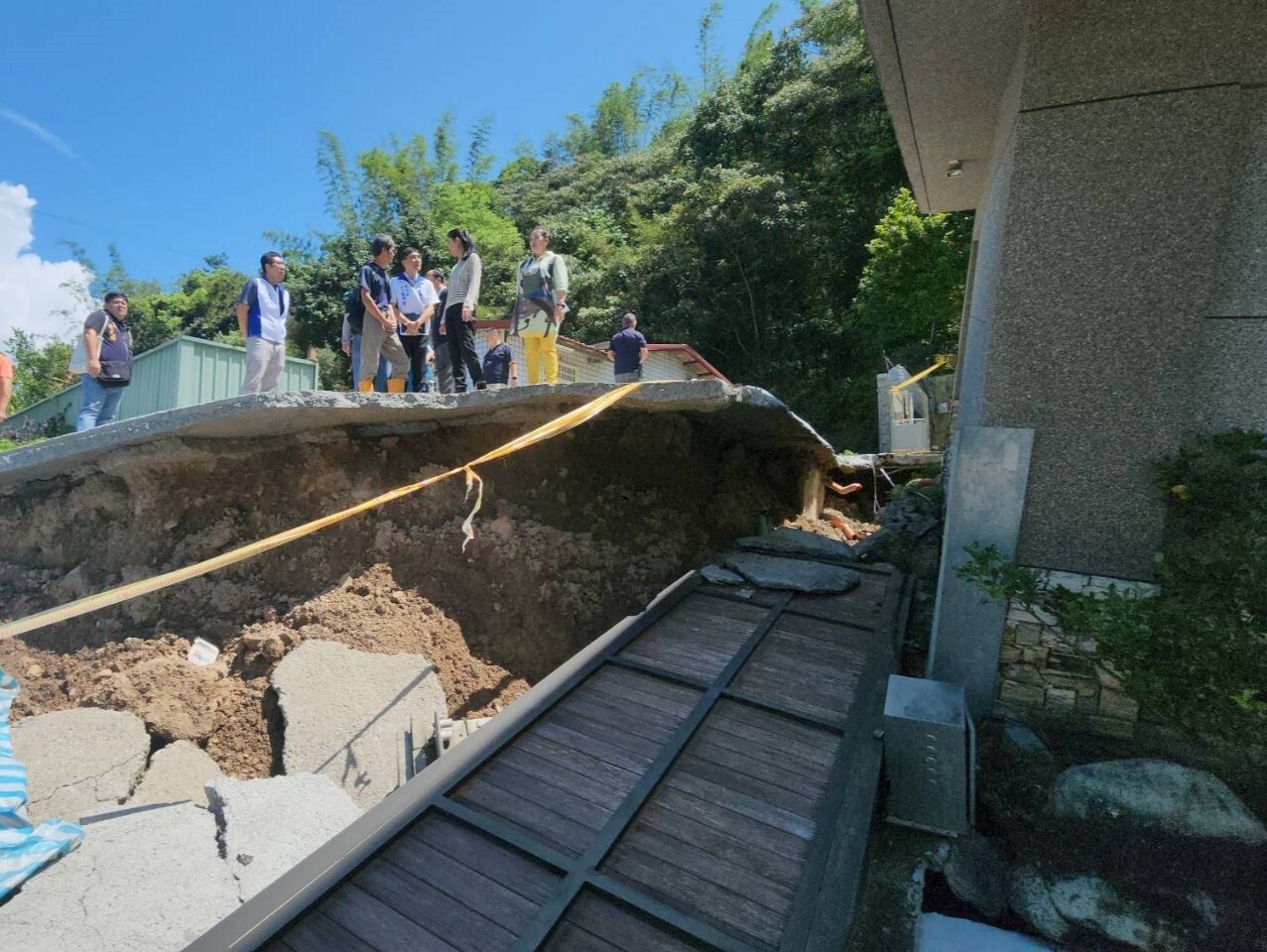 南投國姓竹坑巷嚴重走山，當地民宅地基下陷成「傾斜屋」，縣長許淑華今前往會勘關心。記者賴香珊／攝影 