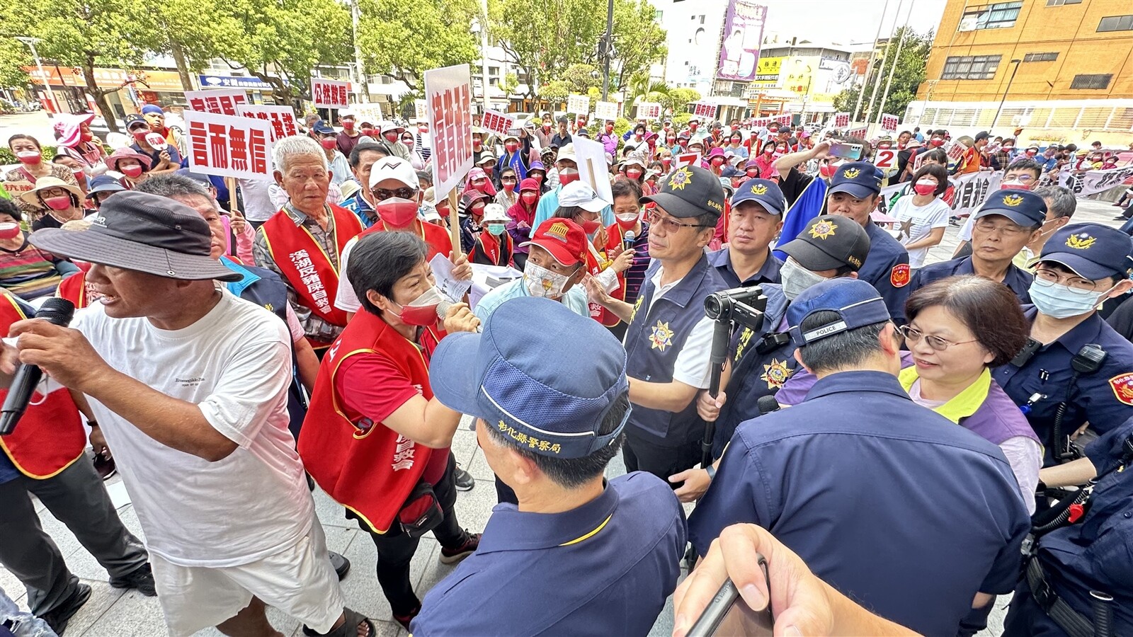 彰化縣溪湖鎮西勢里民近兩百人昨天到縣府前抗議，要縣長出面說明，場面混亂。記者劉明岩／攝影 