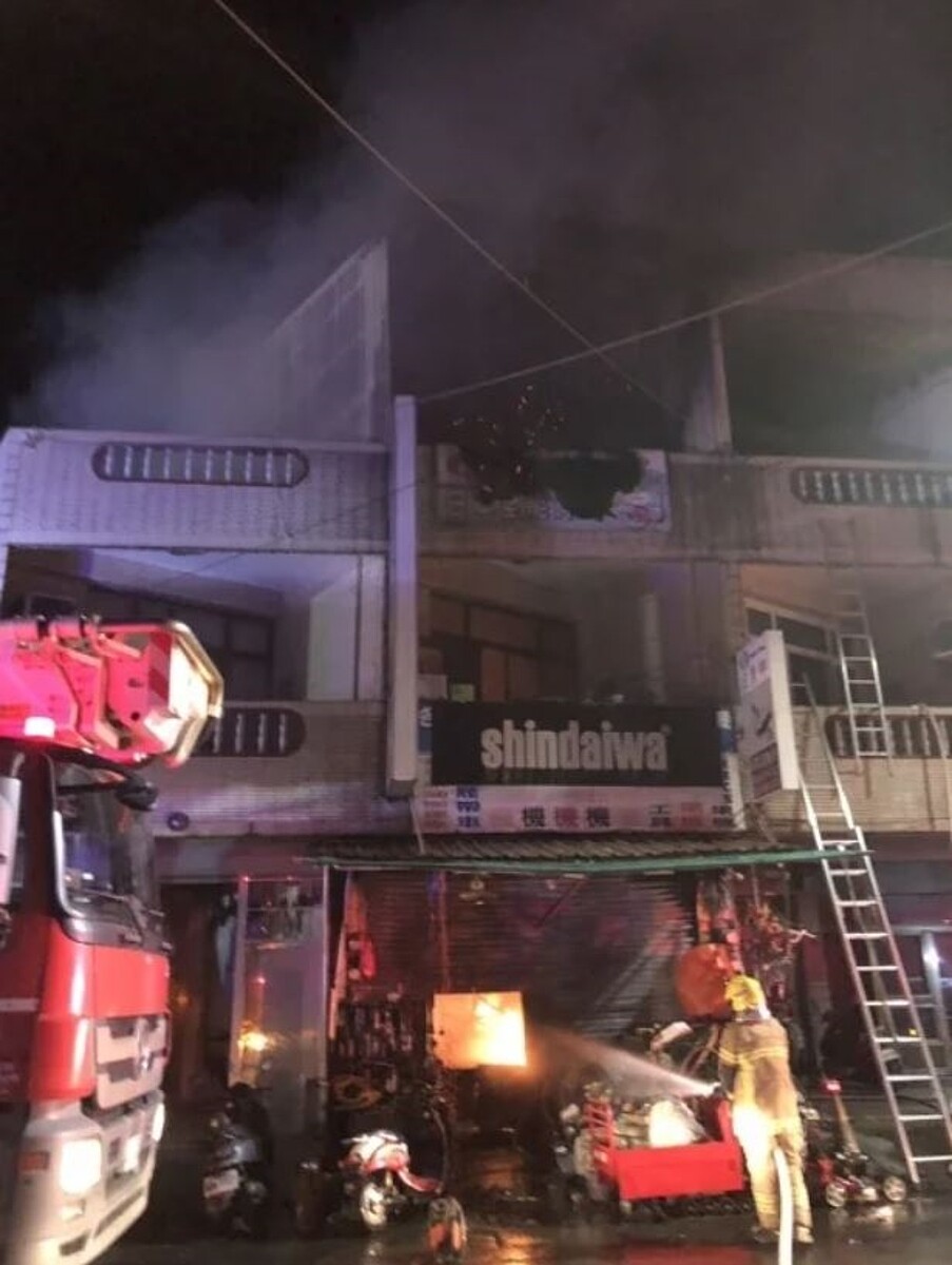 台南凌晨發生住宅火警，3大2小明顯死亡。圖／讀者提供
