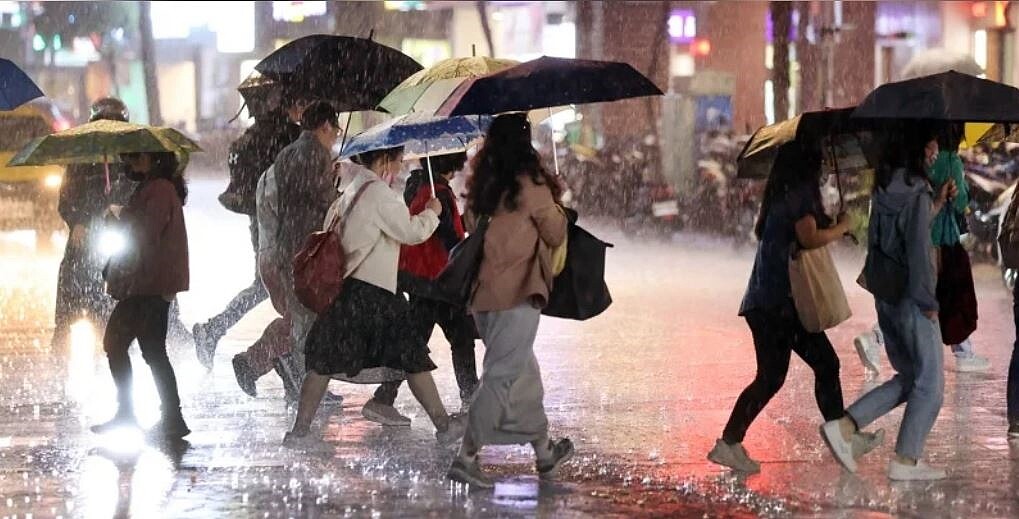 各地近山區以及下風區的北部、東北部，也可能會有瞬間較大雨勢。圖／聯合報系資料照片