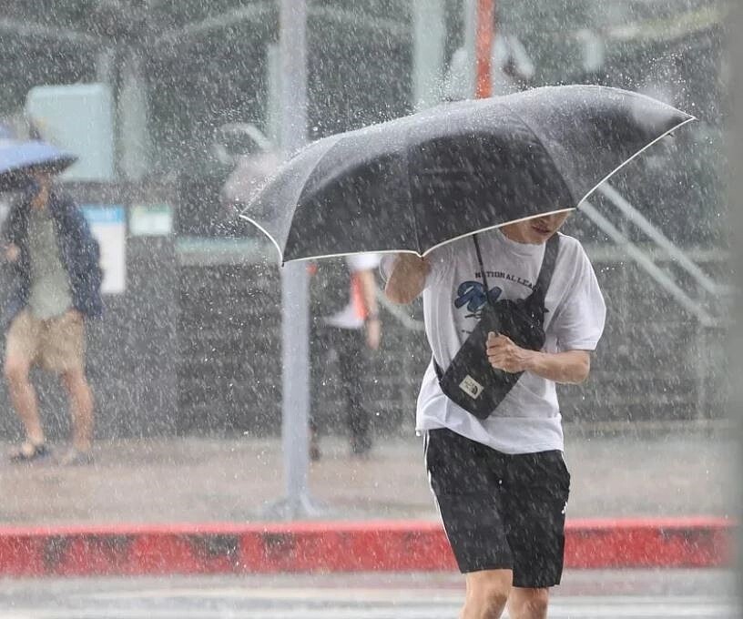 午後強對流範圍擴大，有大雷雨發生，應注意劇烈天氣如雷擊、強風及瞬間大雨。圖／聯合報系資料照片