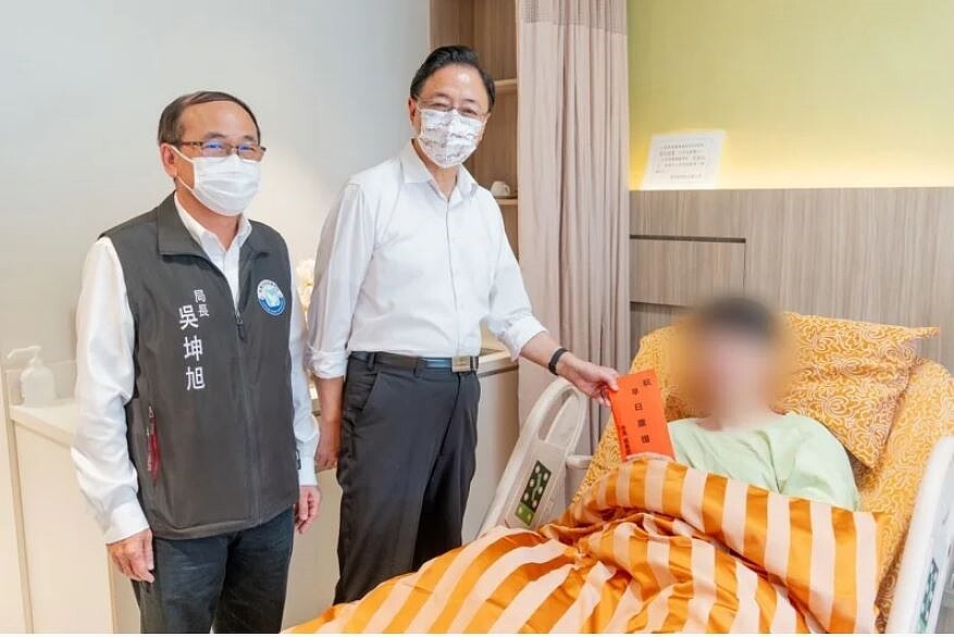 楊梅陳姓員警(右)與毒品通緝犯駁火中彈受傷,桃園市長張善政(中)及市警局長吳坤旭(左)慰問。圖/桃園市政府提供