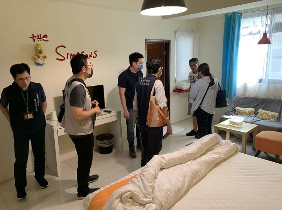 台南市中西區一間老屋翻新改造的民宿,遭入住客人投訴房間內灰塵多、霉味重,浴室也有多處發霉情況,南市府觀旅局接獲後,12日下午會同相關單位前往稽查,要求業者部分暫停營業並限期1日內改善。圖/南市觀旅局提供