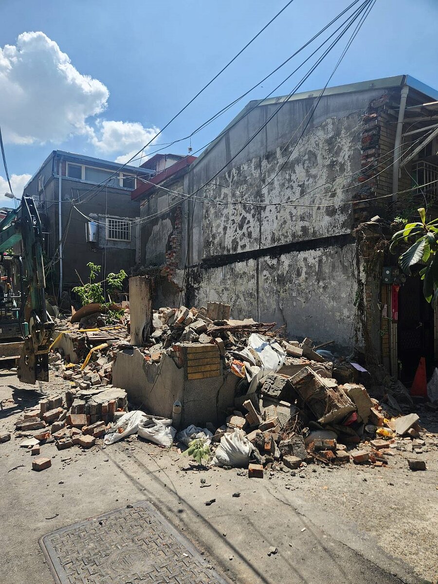萬華區桂林路242巷一處建物被評為紅單危險建築,8月10日強制拆除並清運完成。圖/台北市政府提供