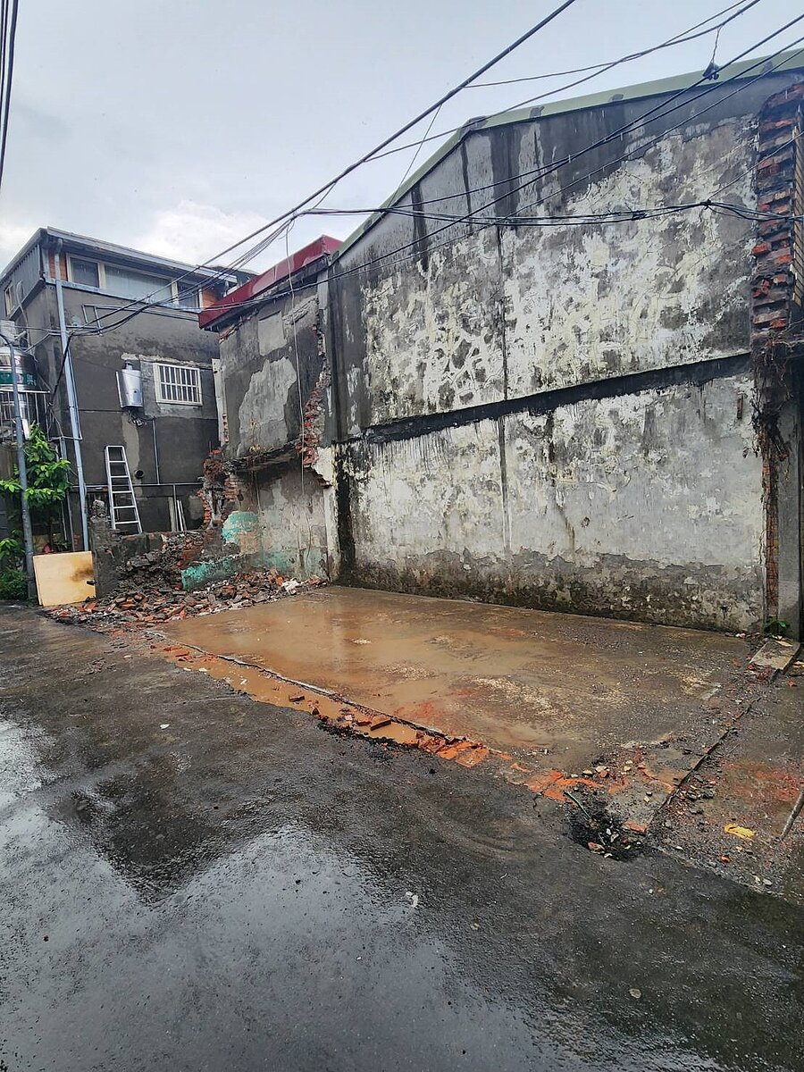 萬華區桂林路242巷一處建物被評為紅單危險建築,8月10日強制拆除並清運完成。圖/台北市政府提供