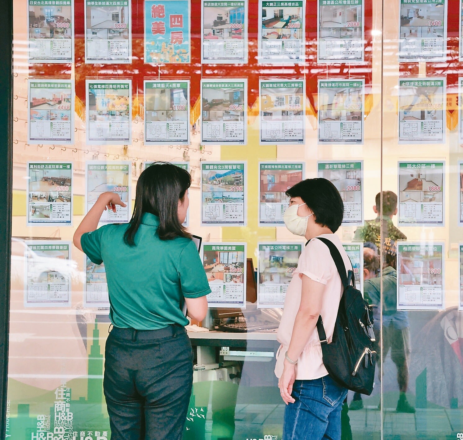 全台截至4月止，同時有房貸、信貸的「雙貸族」人數達36.8萬人，人數創有統計以來同期最高，且平均每人房貸、信貸金額也刷新歷年4月新高。圖／本報系資料照片 