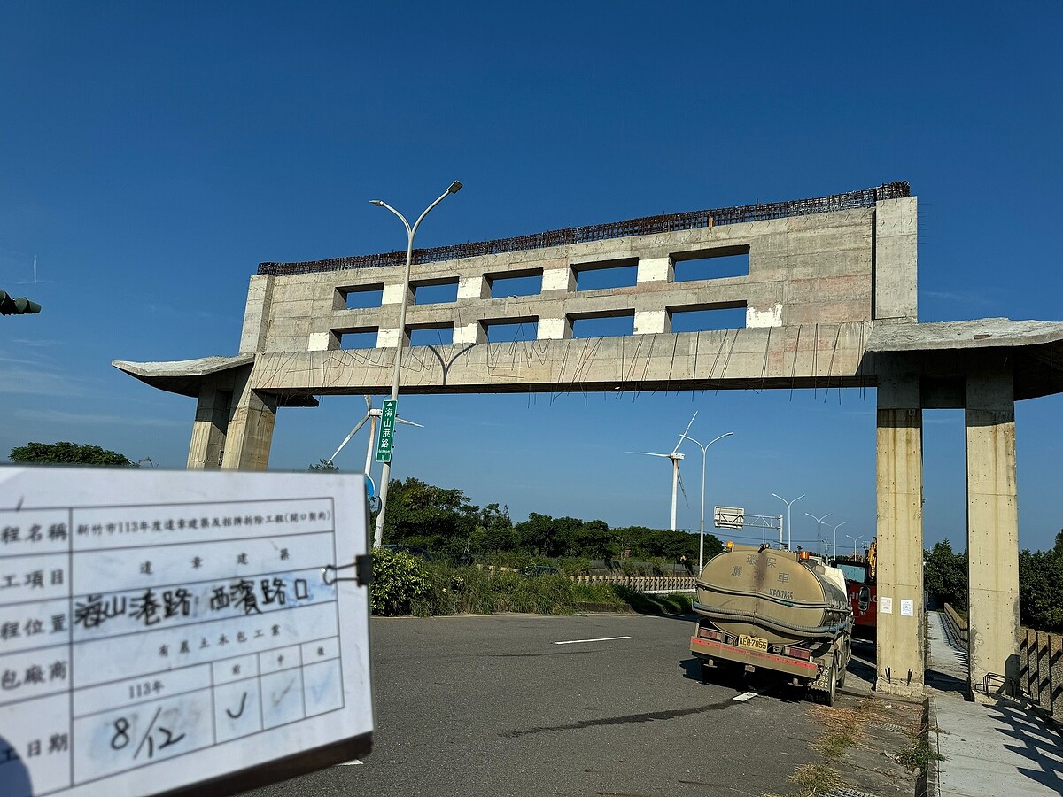 竹市府強制拆除護港宮大型違章牌樓。圖/新竹市都發局提供